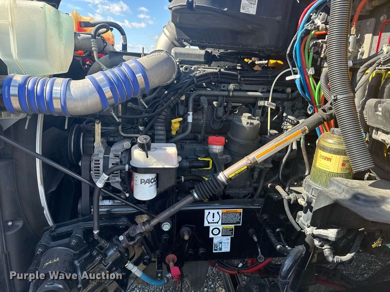 image for item EI4140 2022 Kenworth T680 semi truck