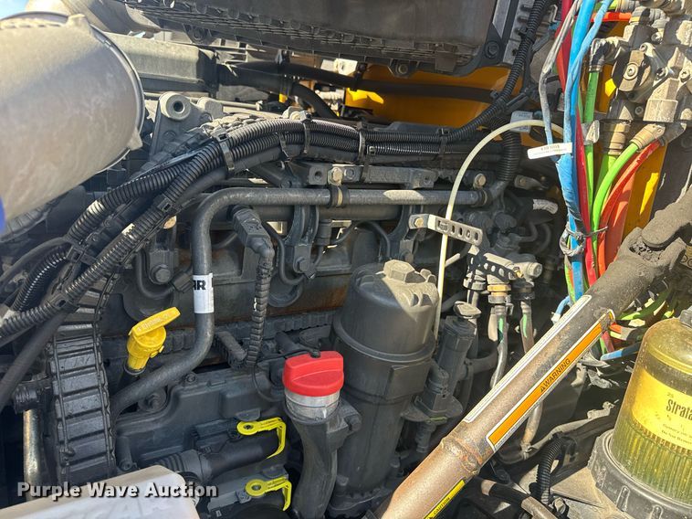 image for item EI4140 2022 Kenworth T680 semi truck