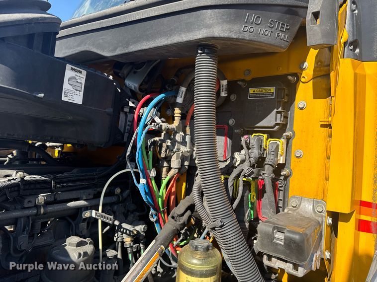 image for item EI4140 2022 Kenworth T680 semi truck