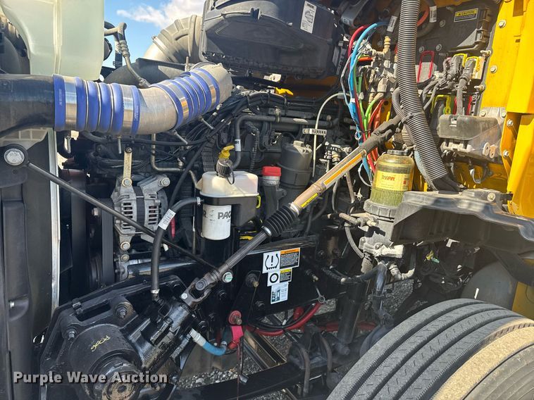 image for item EI4140 2022 Kenworth T680 semi truck