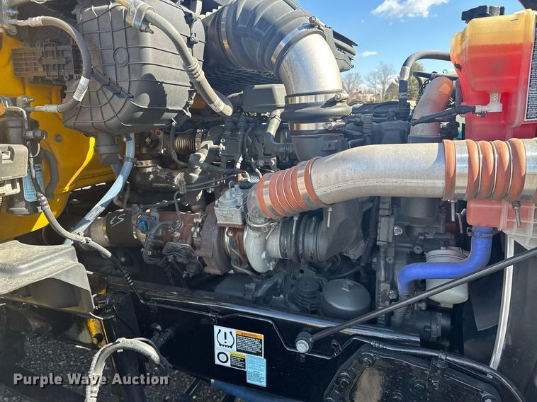 image for item EI4140 2022 Kenworth T680 semi truck