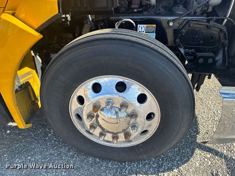 image for item EI4140 2022 Kenworth T680 semi truck