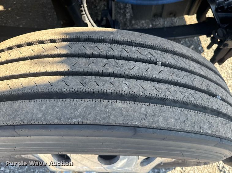 image for item EI4140 2022 Kenworth T680 semi truck