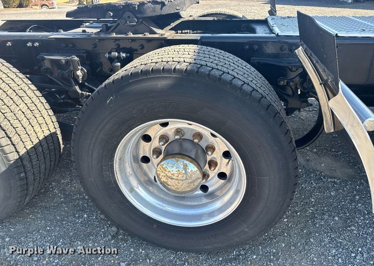 image for item EI4140 2022 Kenworth T680 semi truck