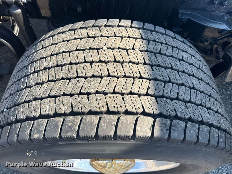 image for item EI4140 2022 Kenworth T680 semi truck