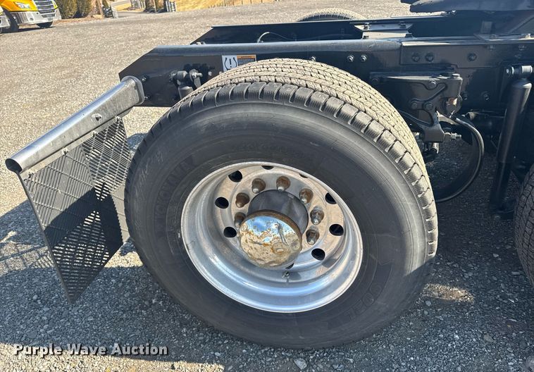 image for item EI4140 2022 Kenworth T680 semi truck