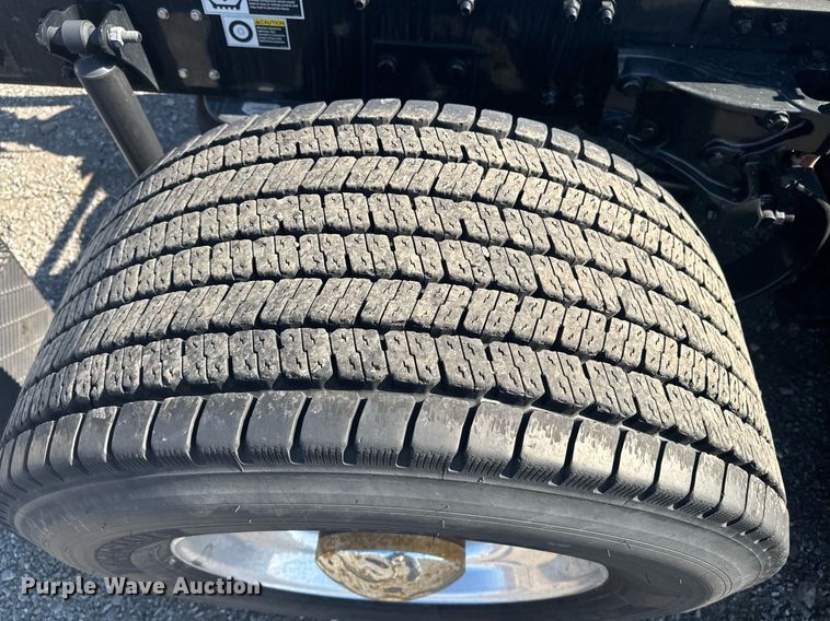 image for item EI4140 2022 Kenworth T680 semi truck