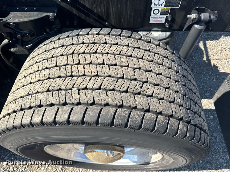 image for item EI4140 2022 Kenworth T680 semi truck