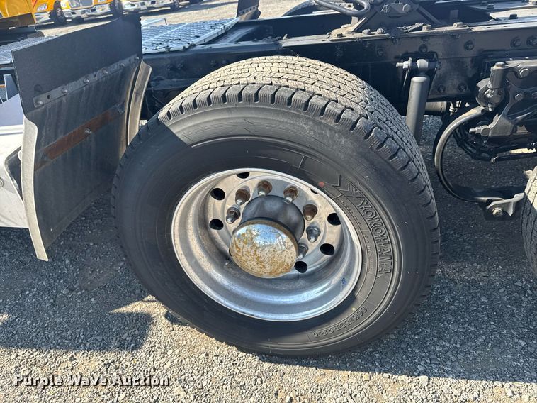 image for item EI4140 2022 Kenworth T680 semi truck