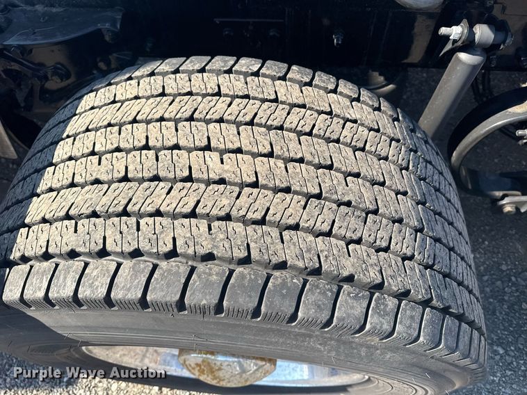 image for item EI4140 2022 Kenworth T680 semi truck