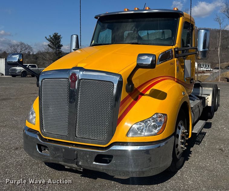 image for item EI4141 2021 Kenworth T680 semi truck