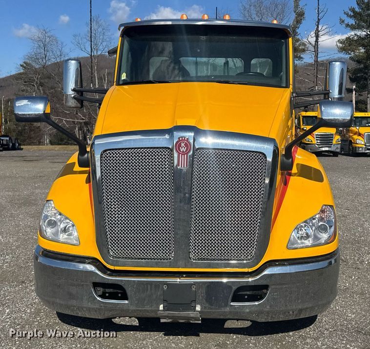 image for item EI4141 2021 Kenworth T680 semi truck