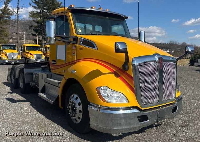 image for item EI4141 2021 Kenworth T680 semi truck