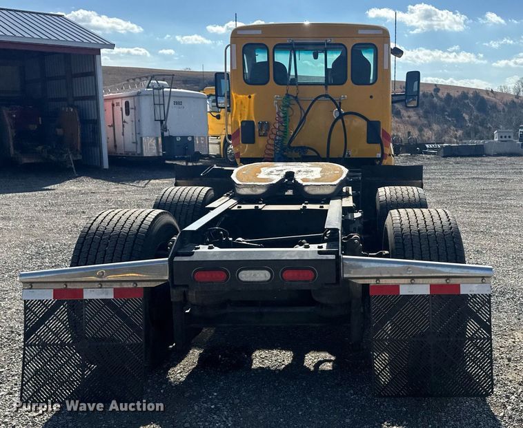 image for item EI4141 2021 Kenworth T680 semi truck