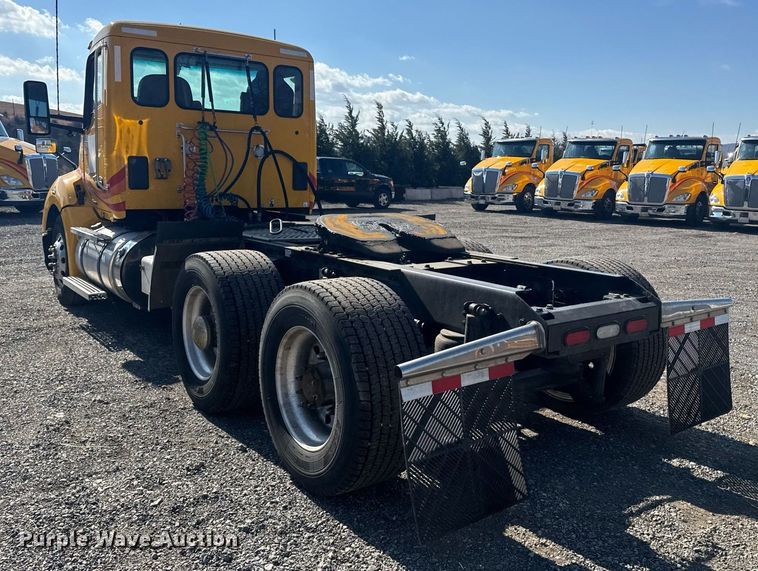 image for item EI4141 2021 Kenworth T680 semi truck