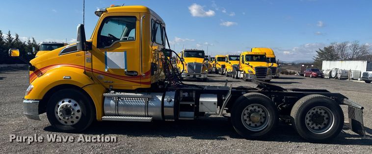 image for item EI4141 2021 Kenworth T680 semi truck