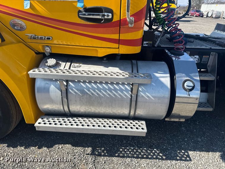 image for item EI4141 2021 Kenworth T680 semi truck