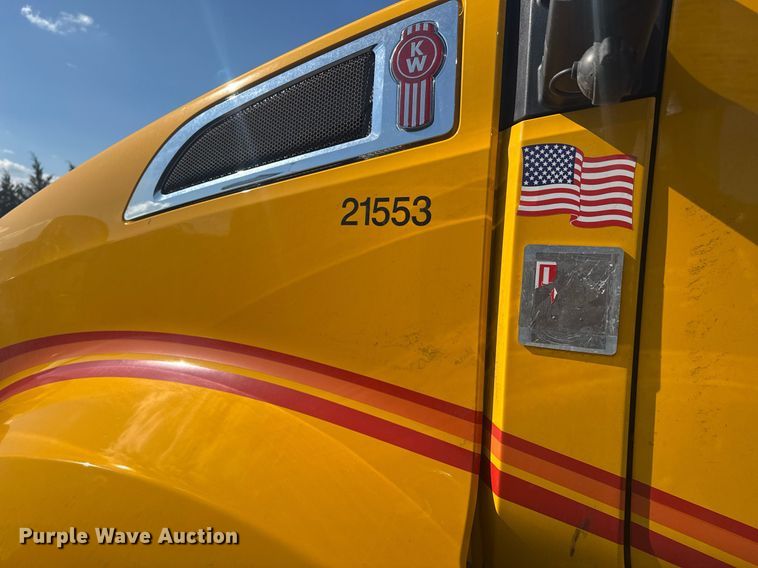 image for item EI4141 2021 Kenworth T680 semi truck