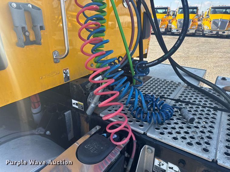 image for item EI4141 2021 Kenworth T680 semi truck