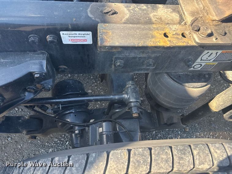 image for item EI4141 2021 Kenworth T680 semi truck