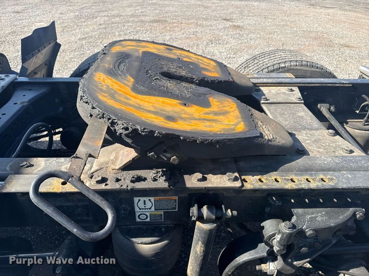 image for item EI4141 2021 Kenworth T680 semi truck