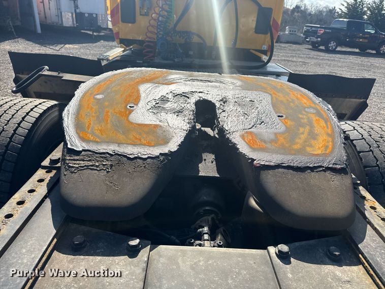 image for item EI4141 2021 Kenworth T680 semi truck