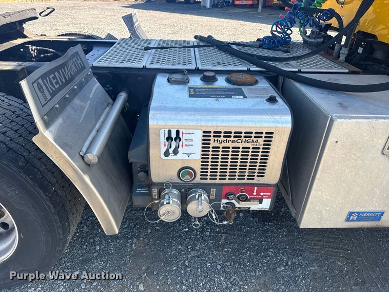 image for item EI4141 2021 Kenworth T680 semi truck