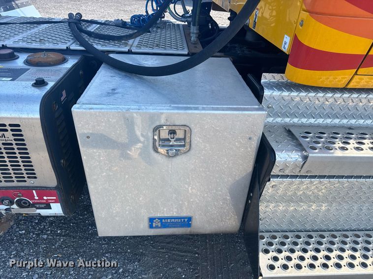 image for item EI4141 2021 Kenworth T680 semi truck