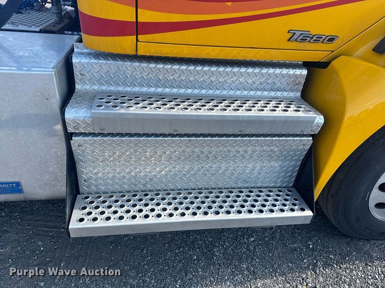 image for item EI4141 2021 Kenworth T680 semi truck