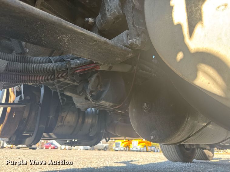 image for item EI4141 2021 Kenworth T680 semi truck