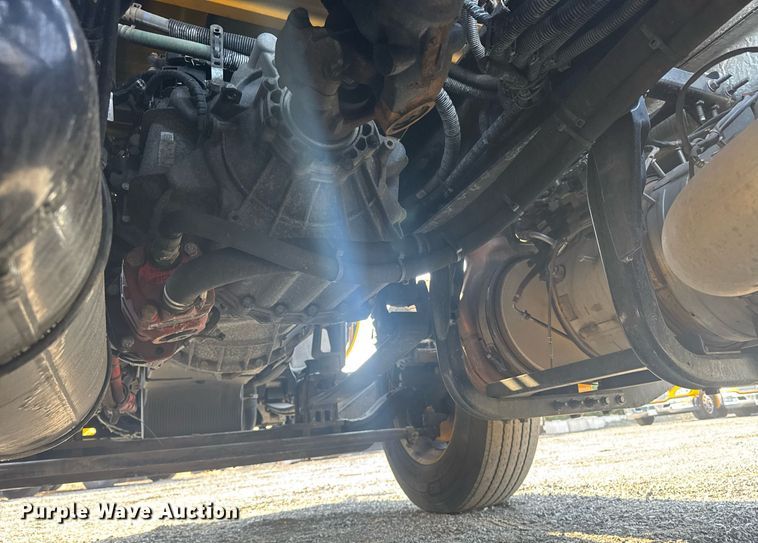 image for item EI4141 2021 Kenworth T680 semi truck