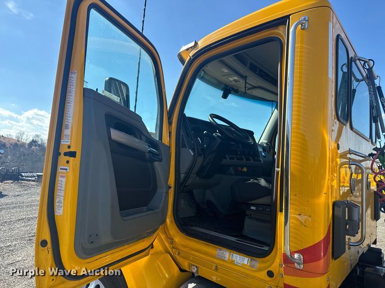 image for item EI4141 2021 Kenworth T680 semi truck