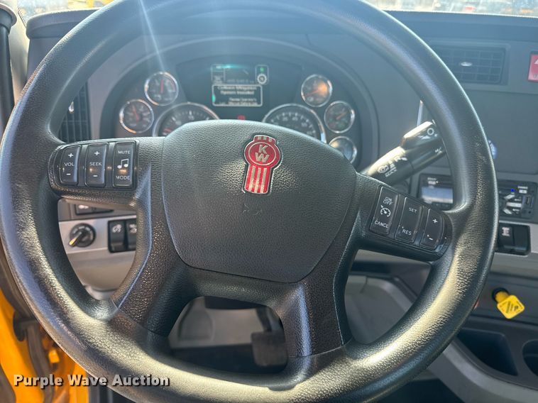 image for item EI4141 2021 Kenworth T680 semi truck