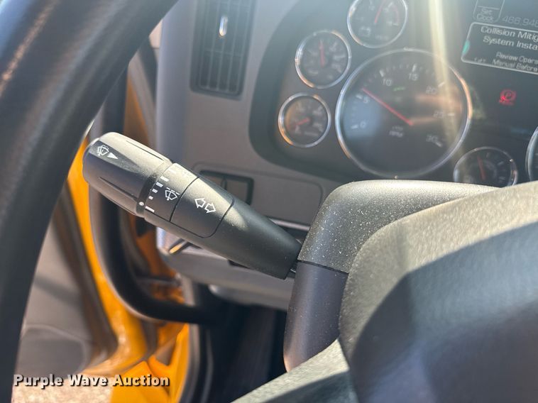 image for item EI4141 2021 Kenworth T680 semi truck