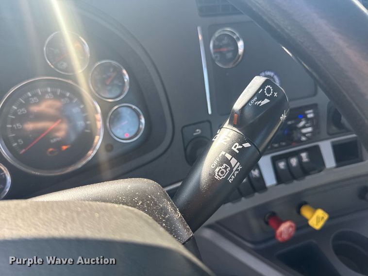 image for item EI4141 2021 Kenworth T680 semi truck