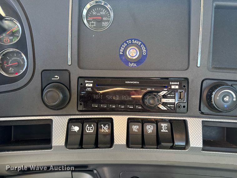 image for item EI4141 2021 Kenworth T680 semi truck