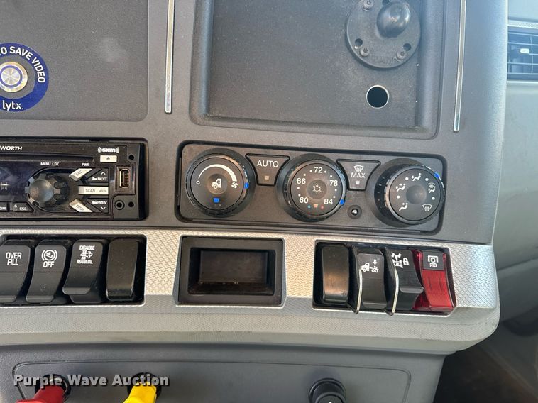 image for item EI4141 2021 Kenworth T680 semi truck