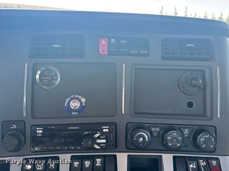 image for item EI4141 2021 Kenworth T680 semi truck