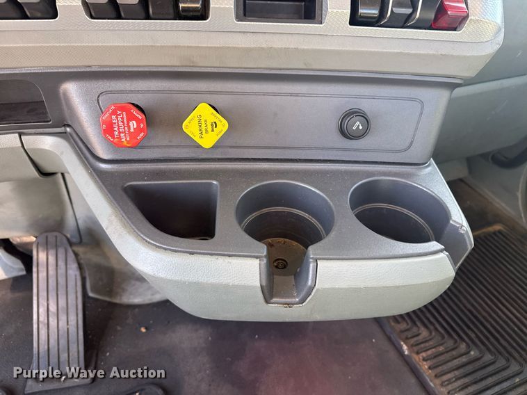 image for item EI4141 2021 Kenworth T680 semi truck