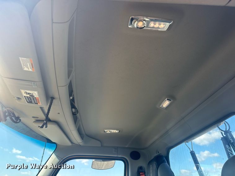 image for item EI4141 2021 Kenworth T680 semi truck