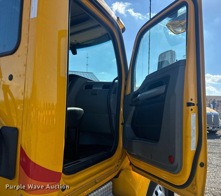 image for item EI4141 2021 Kenworth T680 semi truck