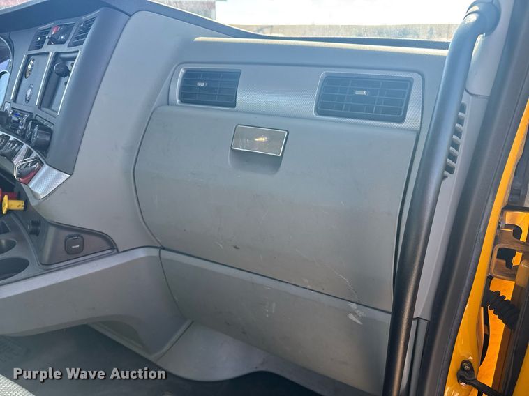 image for item EI4141 2021 Kenworth T680 semi truck