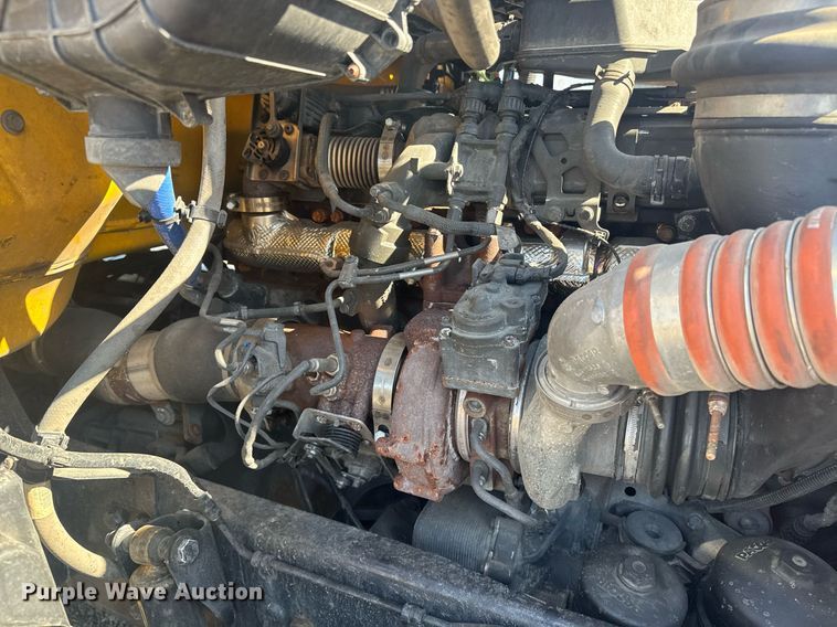 image for item EI4141 2021 Kenworth T680 semi truck