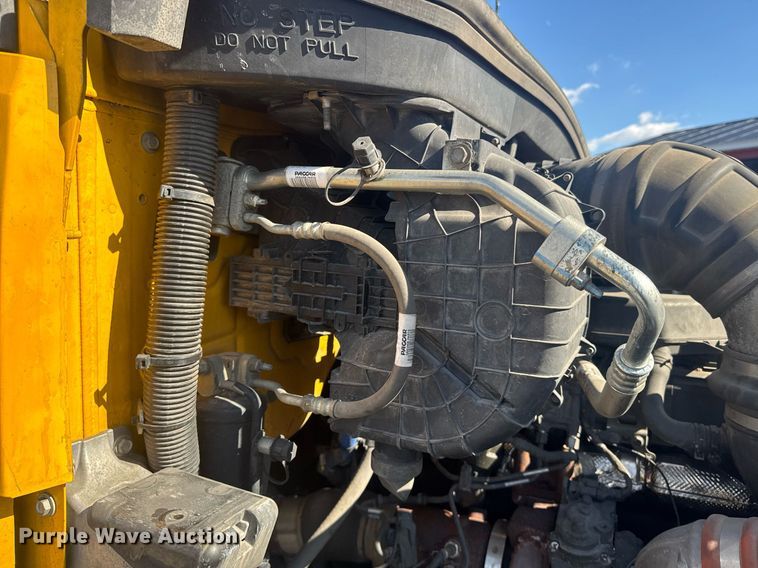 image for item EI4141 2021 Kenworth T680 semi truck