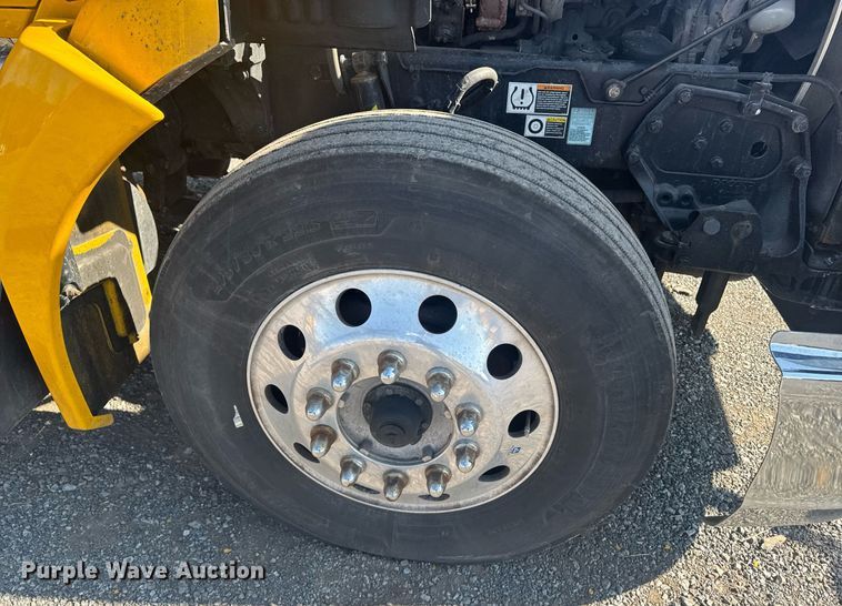 image for item EI4141 2021 Kenworth T680 semi truck