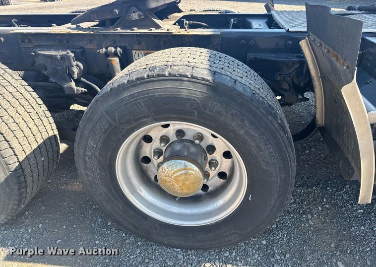 image for item EI4141 2021 Kenworth T680 semi truck