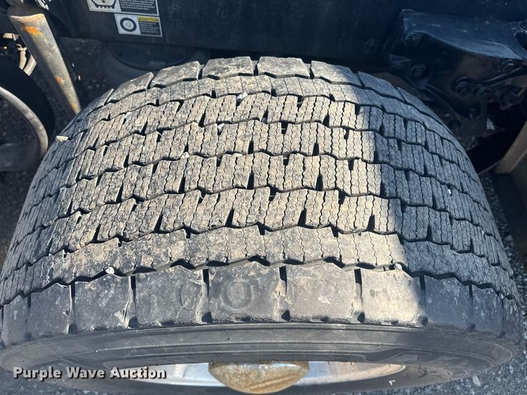 image for item EI4141 2021 Kenworth T680 semi truck