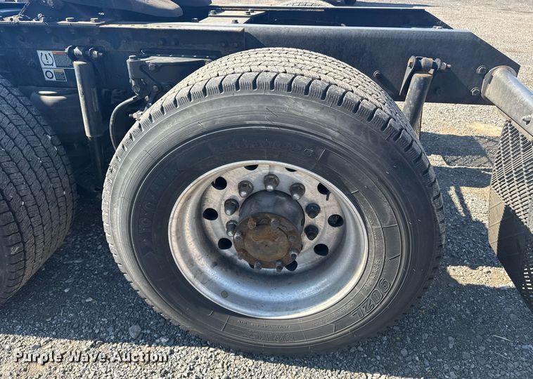 image for item EI4141 2021 Kenworth T680 semi truck