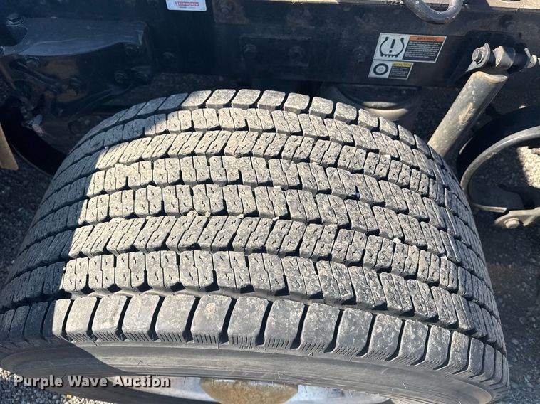 image for item EI4141 2021 Kenworth T680 semi truck