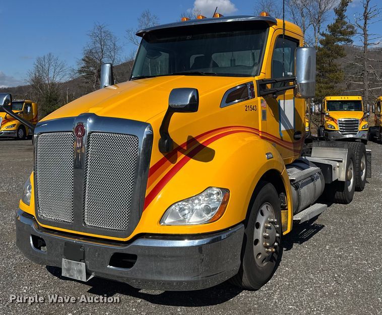 image for item EI4142 2021 Kenworth T680 semi truck